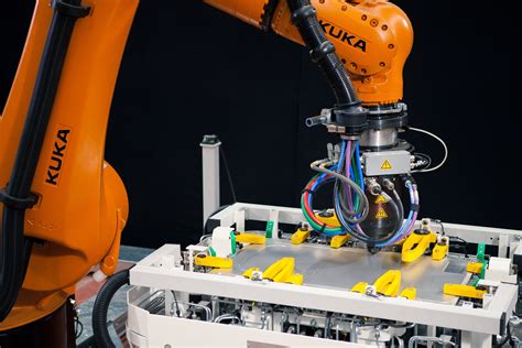 kuka roboter schweißen batteriegehäuse für plug in hybridfahrzeuge robotik und produktion