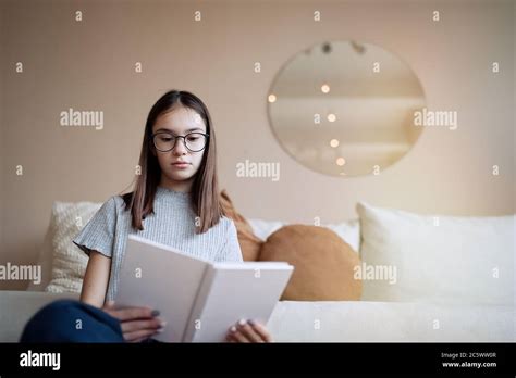 Una Chica Adolescente Muy Bonita Leyendo Libros En Casa Mientras Estaba