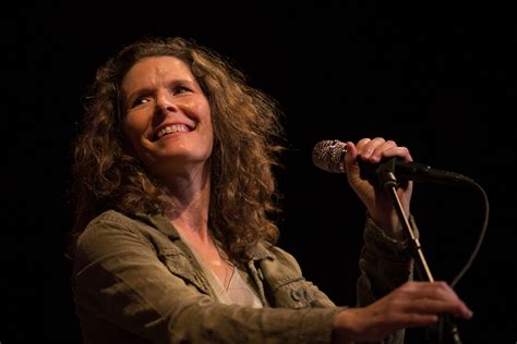 Review Edie Brickell And New Bohemians At The Heights Theater Houston