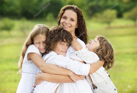 Los Niños Y La Madre Abrazando — Foto De Stock © Halfpoint 37276127