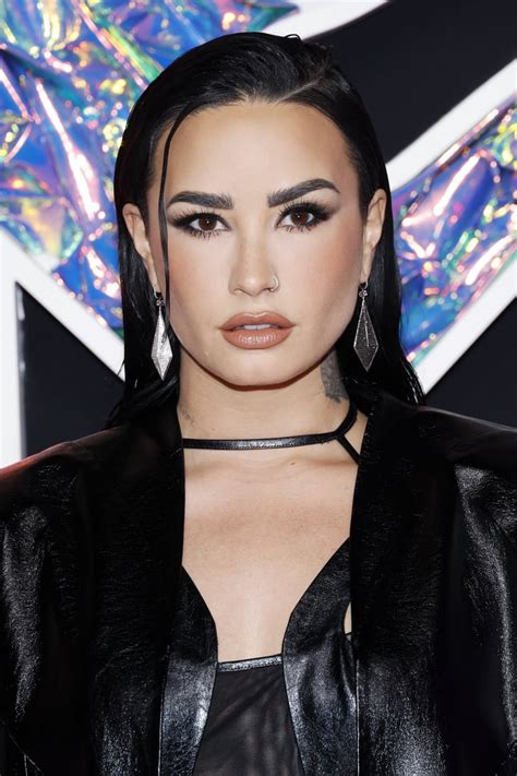 Demi Lovatos Wet Bob Mtv Vmas 2023 Best Hair Makeup Nail Looks