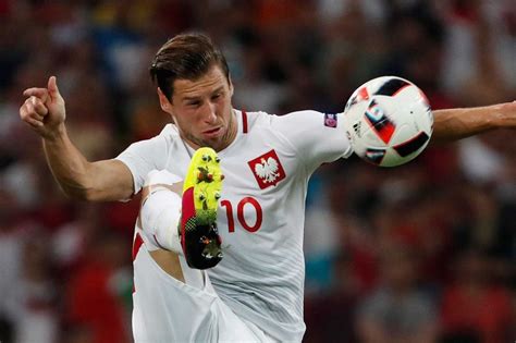 The website contains a statistic about the performance data of the player. Grzegorz Krychowiak rejoint le PSG
