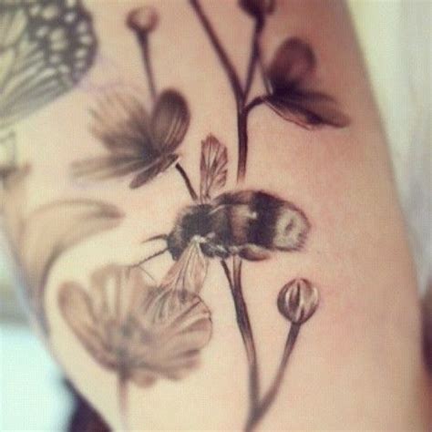Pin By Linda Van Schajik On Tattoos Flower Tattoos Bee