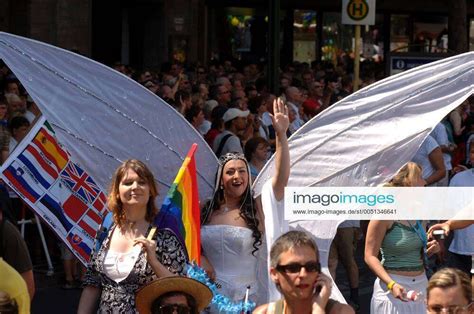 transvestit in schmetterlingskostüm während der parade des 28 christopher street days in berlin