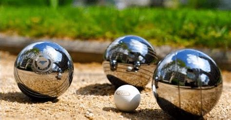 Permainan petanque dapat dimainkan dimana saja asal diatas tanah keras, tetapi tidak direkomendasikan bermain diatas rumput atau diatas beton. √ Petanque │ Peralatan dan Perlengkapan | Penjaskes.Co.Id