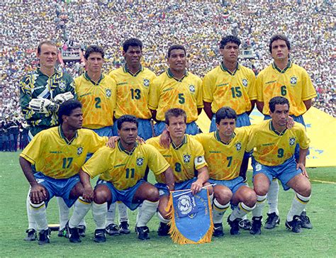 Camisa seleção brasileira retrô 1994. Seleção brasileira posa para foto antes de partida da Copa ...