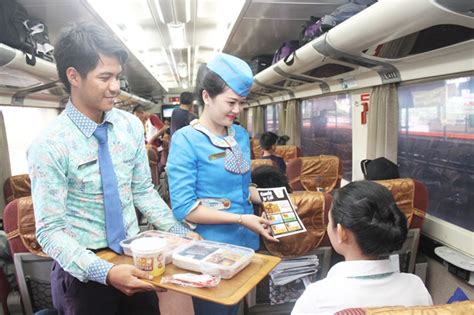 Beberapa tahun dengan kereta cds. Suasana Saat Naik Kereta Api Indonesia Zaman Dulu dan ...
