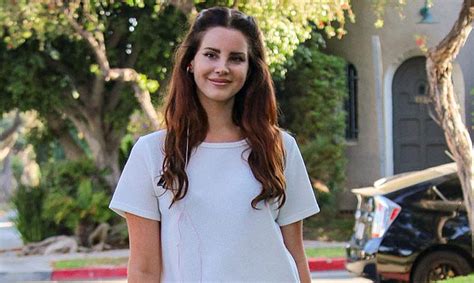 Lana Del Rey Atacada Por Un Fan Que Saltó Hacia Ella Desde La Grada