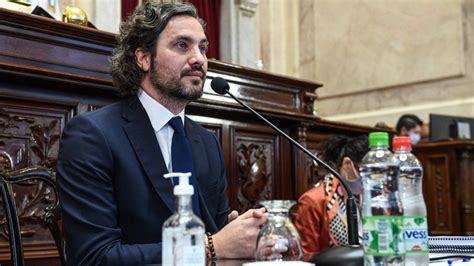 El jefe de gabinete dijo que el ex presidente no plantea soluciones y lo comparó con. Santiago Cafiero en el Senado: Argentina vive una doble crisis
