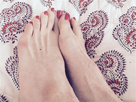 Laura Derns Feet