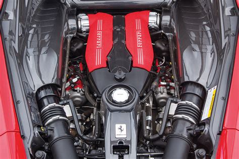 Kollisionskurs Beraten Einzelheiten Ferrari V8 Motor Ein Feuer Anzünden