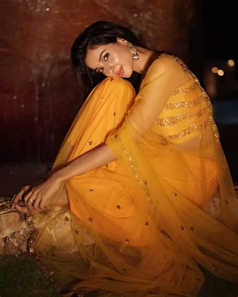 South Actress Riya Sumans Stunning Looks In Sarees Sareeing