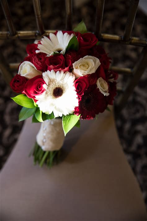 Gerber Daisy And Red Roses In 2020 Red Roses Gerber Daisies Wedding