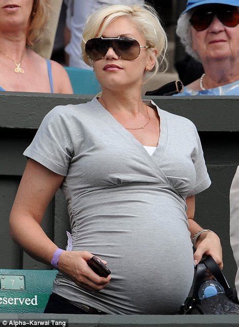 Game Set Bump Pregnant Gwen Stefani Cheers On Roger Federer At Wimbledon Daily Mail Online