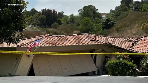 California Landslide 12 Homes In Rolling Hills Estates At Risk Of
