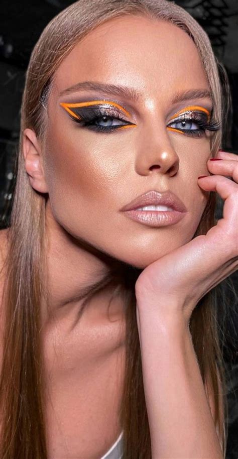 30 Spring Makeup Trends 2022 Neon Graphic Line Smoky Eyeshadow