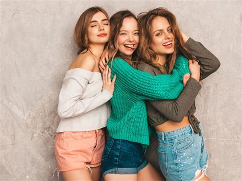 Trois Jeunes Belles Filles Souriantes Magnifiques Dans Des Vêtements D