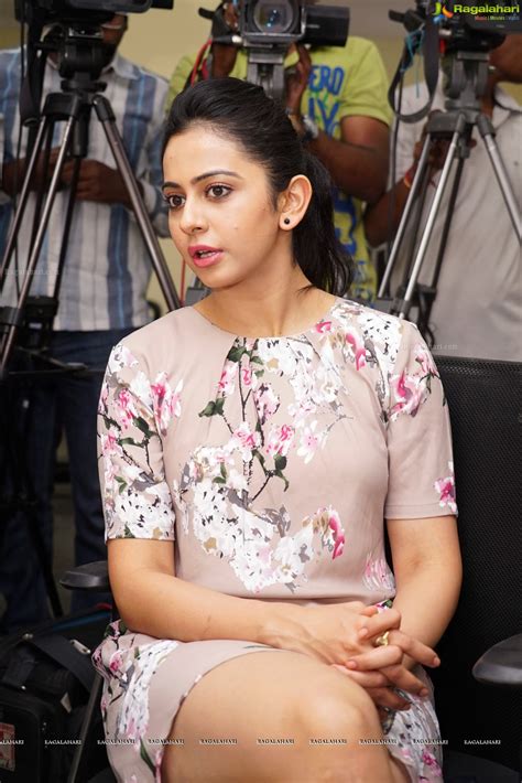 Rakul Preet Singh Shows Her Sexy Thunder Thighs Hot And Spicy Latest