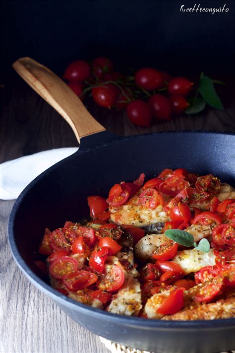 Se amate questo pesce in maniera. Salmone fresco con pomodorini e erbe aromatiche provenzali ...