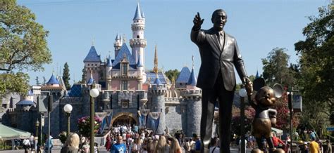 Disney Character Suffers Wardrobe Malfunction During Parade Celeb Jam