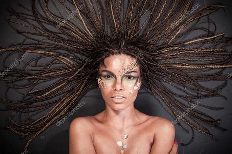 Retrato De Una Mujer Afroamericana Desnuda Con Rastas Fotograf A De Stock Bloodua