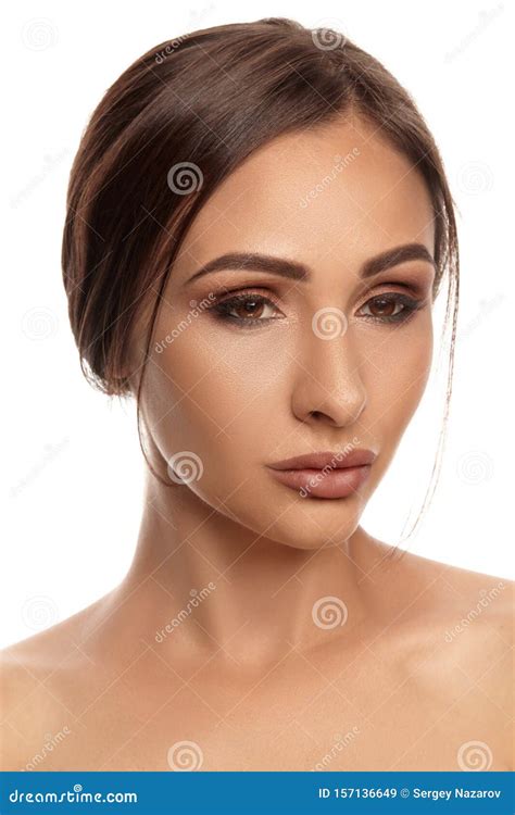 Portrait Serr D Une Mannequin Nue Brune Avec Un Maquillage