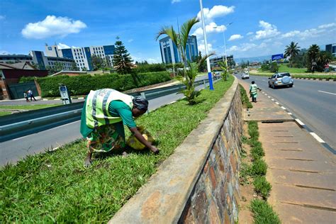 The city is developing fast and is very much a modern showpiece capital designed to impress visitors: RWANDA : KIGALI, LA VILLE LA PLUS PROPRE D'AFRIQUE ...