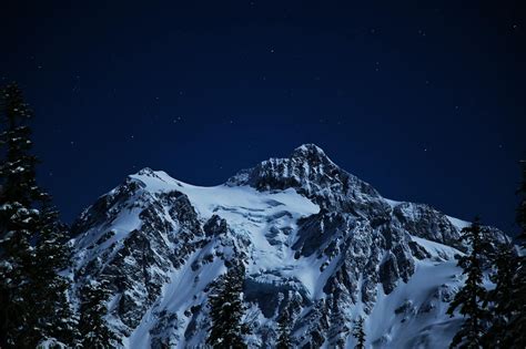 Foto De Montanha Coberta De Neve Durante A Noite · Foto Profissional