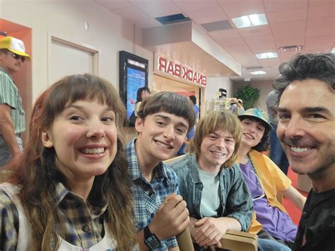 stranger things 4 behind the scenes millie noah charlie finn and shawn levy stranger