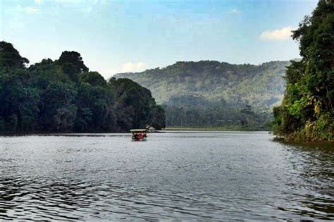 Pengunjung objek wisata situ lengkong panjalu, ciamis, menjalani rapid test antigen secara acak pada hari libur lebaran, sabtu (15/5/2021). Panduan Wisata Bersama Anak Ke Situ Lengkong Panjalu ...