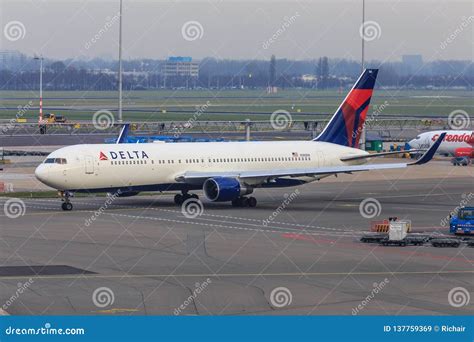 Delta Airlines 767 300 Editorial Stock Image Image Of Airlines 137759369