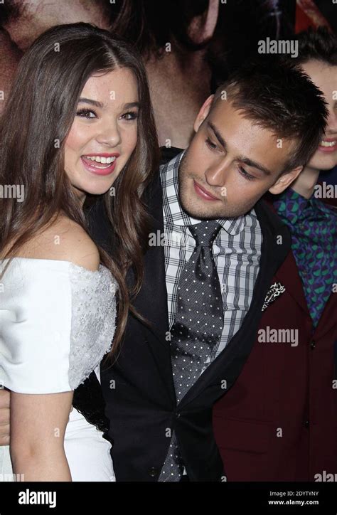 Hailee Steinfeld And Douglas Booth Romeo And Juliet
