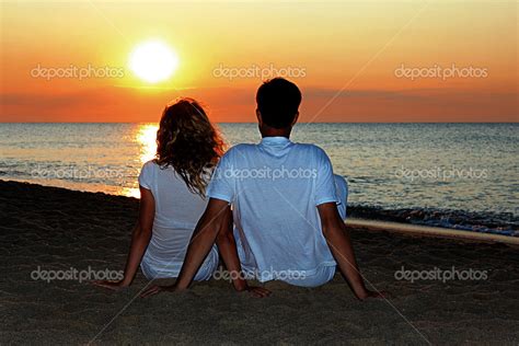 pareja en la orilla del mar — foto de stock 12167963 — depositphotos