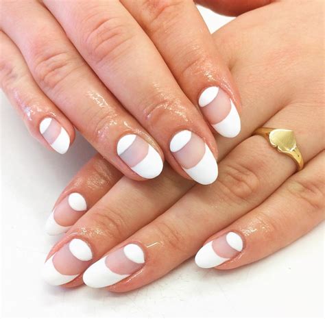 Le unghie gel colorate ma opache sono sempre più segno di manicure perfetta e duratura: Foto Unghie Gel Primavera 2017