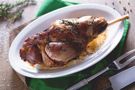 Inoltre, il tempo di invecchiamento nella marinata dipende dall'età della carcassa: Ricetta Cosciotto di agnello al forno - La Ricetta di ...