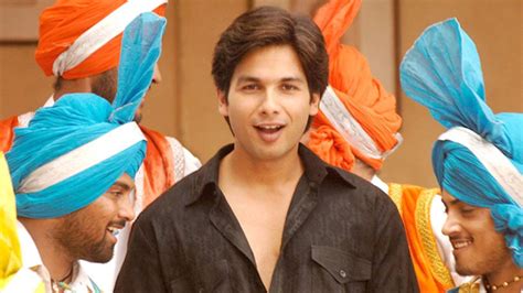 Shahid Kapoor Surprises His Fans By Entering A Random Screening Of Jab We Met Shares A