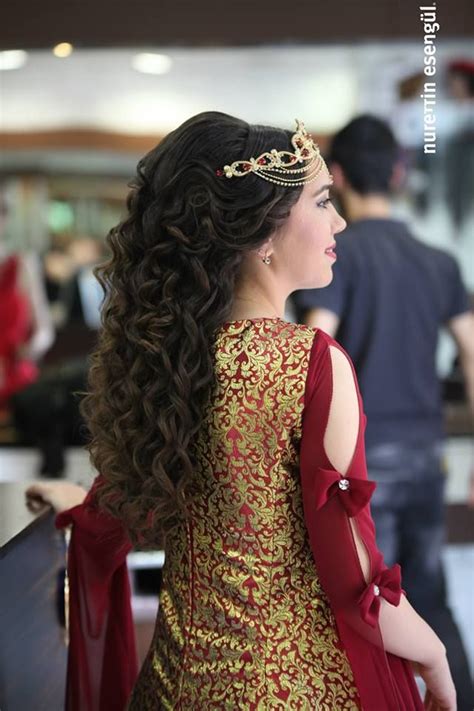 Modeller içinde topuzdan doğal modellere, saç toplamadan şekillendirmeye kadar pek çok ipucunu anlattım. Kuaför Nurettin Esengül'den Topuz Saç Modelleri 2015 http ...