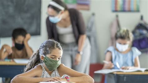 Porter un masque 8 heures d'affilée à l'école, y compris durant les récréations, c'est inédit. Coronavirus France : Le port du masque à l'école sera ...