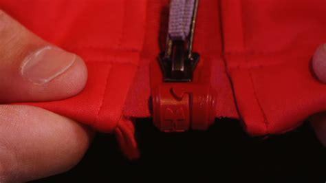 Ingenious Zipper Lets You Zip With One Hand