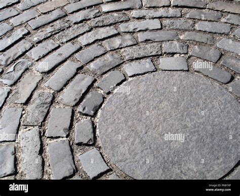 Granite Sett Cobbled Paving In Circle Design Stock Photo Alamy