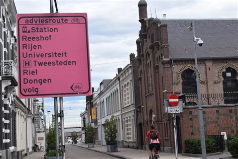 In Tilburg Vind Je Roze Verkeersborden En Dit Is Waarom Indebuurt Tilburg