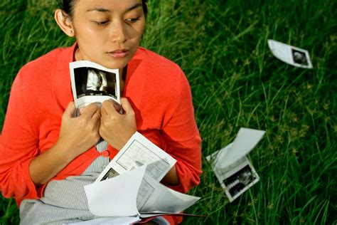 Menggugurkan kandungan atau dikenal dengan istilah aborsi kerap diidentifikasi sebagai cara untuk mengakhiri kehamilan yang tidak diinginkan. Hamil Luar Rahim Boleh Akibatkan Pendarahan Banyak. Doktor ...