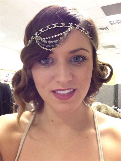 Gatsby hairstyle with scarf hair accessories and jewelry are an essential part of the gatsby style. Gatsby hair and makeup (With images) | Vintage hairstyles ...