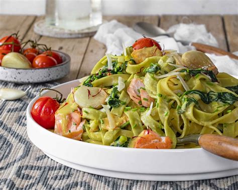 Tagliatelle Pasta Met Zalm Spinazie En Saffraan Secretos Del Sur