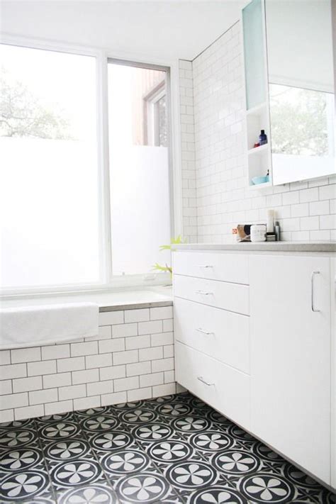 When you enter a kitchen or bathroom with white tiles and grout, you're sure to notice a number of things, but it's unlikely that one of those. OBSESSED with White Subway Tile + Dark Grout at