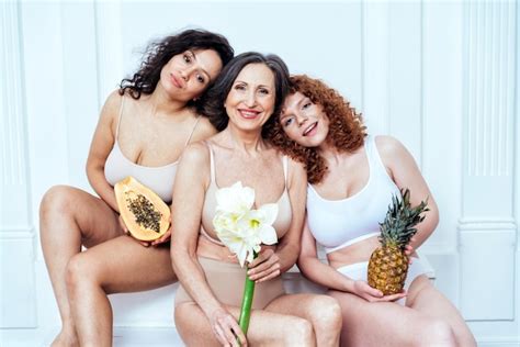 Imagem De Beleza De Um Grupo De Mulheres Com Diferentes Idades Pele E Corpo Posando Em Est Dio