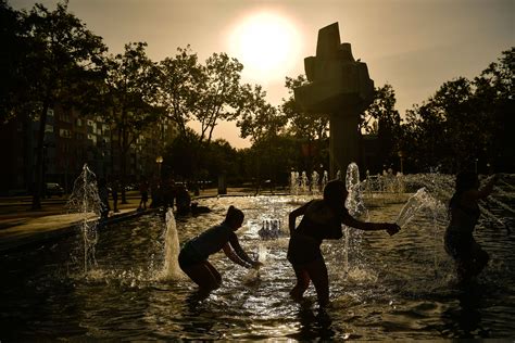 Nos meios de comunicação social de hoje, segundo a efe, muitas pessoas recordam os horrores de 1987, quando uma onda de calor de 11 dias em julho deixou 1.300 mortos, a grande maioria na região. Amigosdaeletronica - LEIA SEMPRE AQUI! - Onda de calor se ...