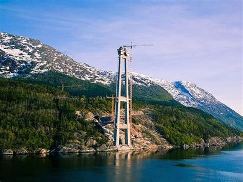 迫力ありすぎ「冬のノルウェーで友人が作っている橋」と題された写真 ライブドアニュース