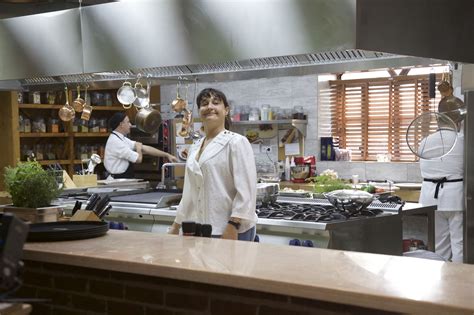 Deliha 2, aşk hayatında umduğunu bulamayan, pusulayı bu sefer de kariyer hayatına çeviren filmin senaristliğini yapan ve başrolünü üstlenen gupse özay, deliha 2 filmi ilk kez yönetmen koltuğunda. Deliha 2 Film Fragmanı - OrtaKoltuk