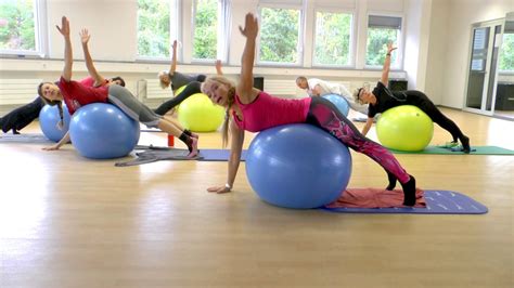 Hier 6 übungen, die für anfänger gut geeignet sind. Pilates mit gymnastikball - Lieblings TV Shows